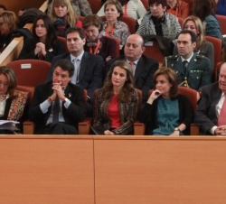 Doña Letizia junto al presidente de la Comunidad de Madrid, la vicepresidenta del Gobierno, el secretario de Estado de Servicios Sociales e Igualdad y